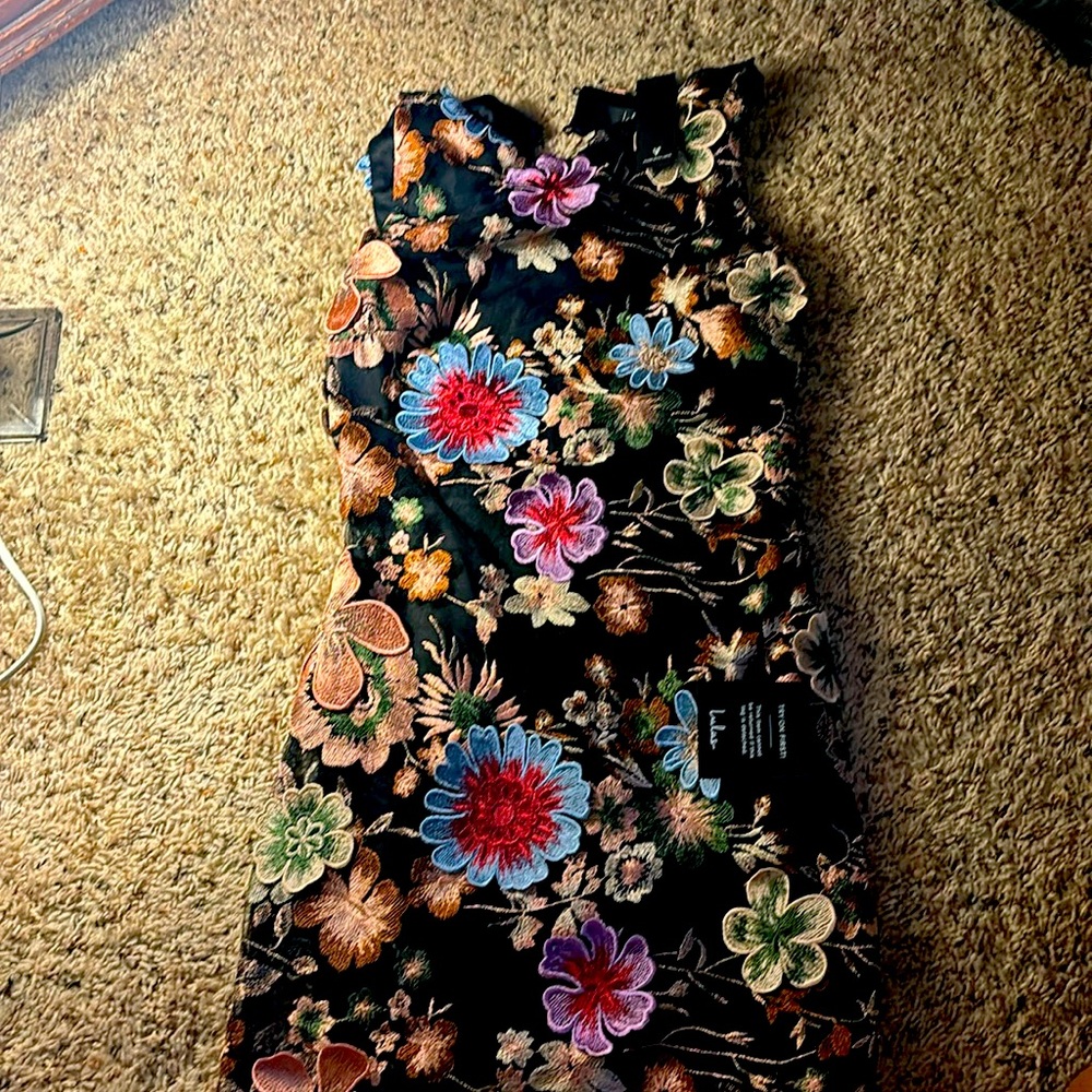 Brand new lulus 3D flower dress absolutely beautiful